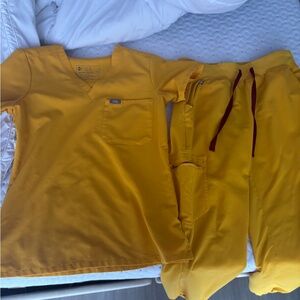 Figs Golden Yellow Scrub Ensemble